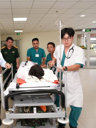 Trực thăng vượt biển đưa bệnh nhân nguy kịch từ nhà giàn DK-1 về đất liền trong 'cuộc đua sinh tử'