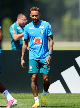 Neymar đã trở lại sân cỏ cùng đội tuyển Brazil