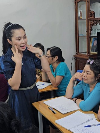 Cô giáo gieo niềm vui cho lớp học tuổi xế chiều