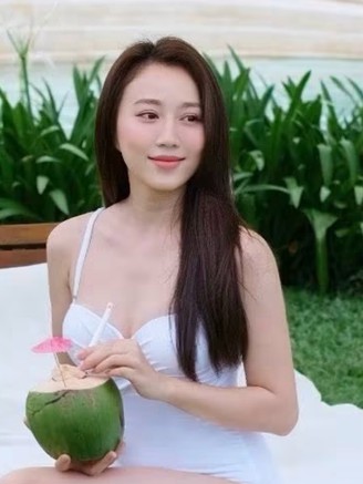 Đời thường gợi cảm của 'mợ Hai' gây sốt trong phim Việt giờ vàng