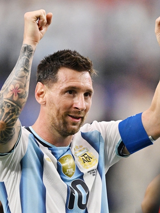 Messi càng thăng hoa, Ronaldo càng ‘khổ’: Đá chính bị soi ác, dự bị chắc cũng không yên!