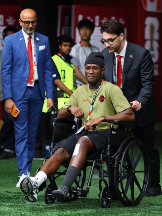 Tiền đạo Canada xuất hiện trên xe lăn sau chấn thương kinh hoàng, FIFA phạt nguội cực nặng sao Qatar