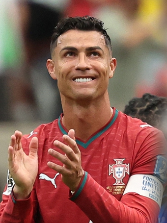 Ronaldo đáng yêu cỡ này, lại cứ bị so sánh với Messi: Anh khó chịu là phải!