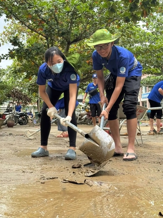 Hai người trẻ, một màu áo xanh và hành trình sống vì cộng đồng