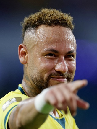 Sau gần 1.000 ngày, Neymar bật khóc khi được ra sân từ ghế dự bị trận Brazil thắng Scotland