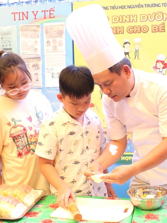 Xếp hàng làm bánh dân gian ở ngày hội Em yêu văn hóa Việt