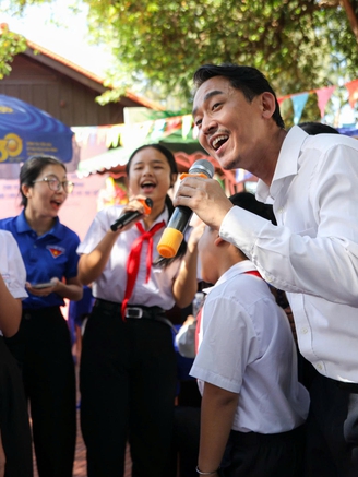 Hứa Vĩ Văn về Đất Đỏ lan tỏa văn hóa đọc, truyền cảm hứng cho học sinh