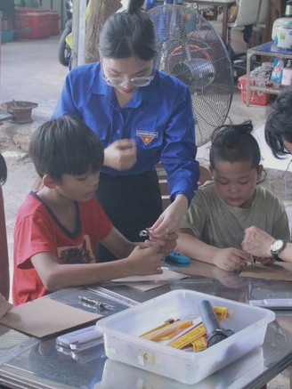 'Gia sư áo xanh': Đưa STEM và kỹ năng sống vào lớp học tình thương