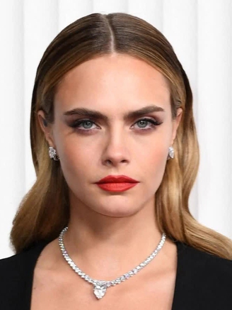 Góc khuất sau hào quang của siêu mẫu Cara Delevingne