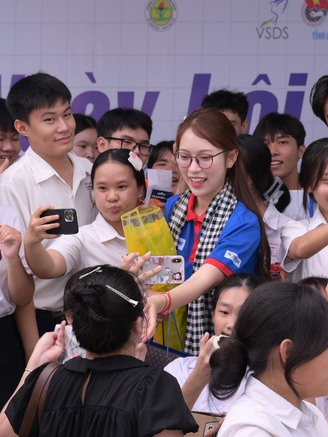 Chuyển mạnh lên nền tảng số, lần đầu có 'trạm tiếp sức tinh thần'