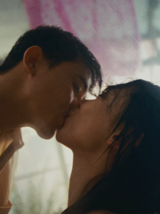 Tóc Tiên hôn say đắm Trần Ngọc Vàng