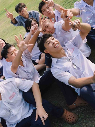 Đằng sau những bộ kỷ yếu tiền triệu của học sinh cuối cấp
