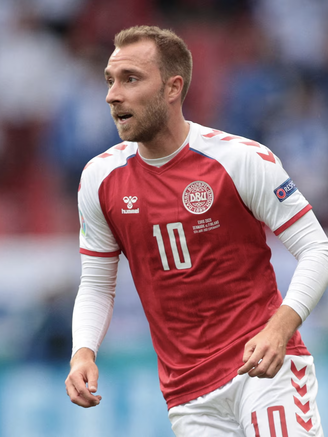 Cực nóng: Eriksen lại đổ gục xuống sân, ám ảnh đột quỵ ở EURO 2021 hiện về