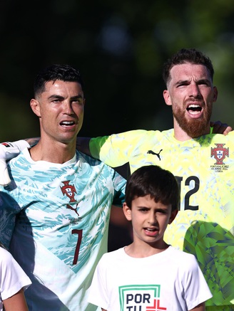 Động đất ở khu vực đội tuyển Bồ Đào Nha rèn quân: Ronaldo thế nào?