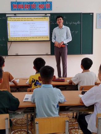 Thầy gieo chữ ở đảo tiền tiêu, trò khiếm thị viết báo giúp người