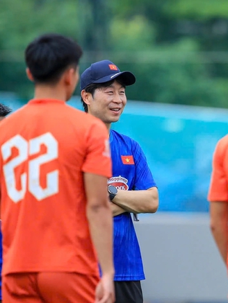 HLV Kim Sang-sik nói rất hay về trợ lý mới người Hàn, bất ngờ nhắc Khoa Ngô: 'Tôi rất tiếc...'