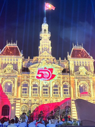 3D Mapping thắp sáng bầu trời TP.HCM dịp 50 năm thành phố mang tên Bác