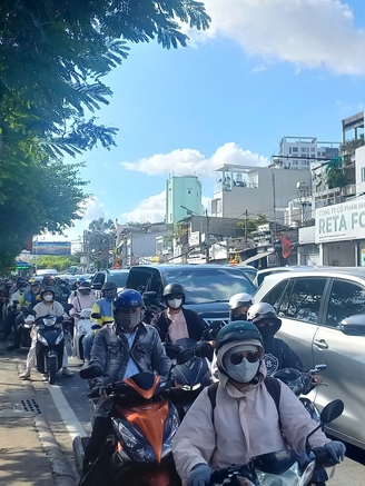 Đường Nguyễn Tất Thành sắp mở rộng: Người trẻ chờ hết cảnh kẹt xe