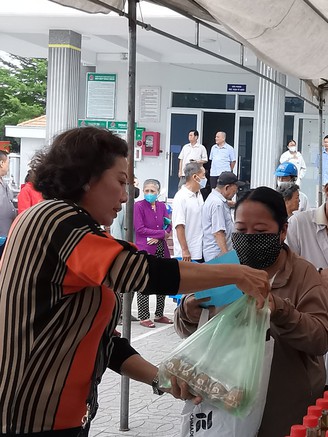 Ấm tình người giữa phiên chợ nhân đạo