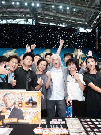 Đầu bếp Mỹ 'Thánh Liêm' Leslie Gilliams ký tặng gần 1.000 CĐV tại The Grand Esports