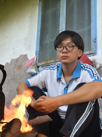Xin cứu giúp cậu học trò cha mất, mẹ mang sổ bệnh đi xin tiền chạy thận