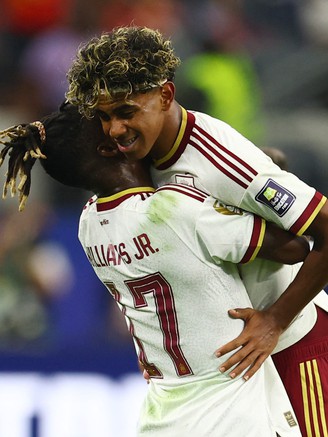 Thủ tướng Tây Ban Nha chúc mừng đội tuyển vào chung kết World Cup, Yamal 'thắng áp đảo' Mbappe