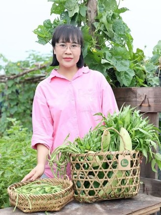 Dưới chân chung cư mọc lên khu vườn 200 m², rau nhiều đến mức chia cả xóm