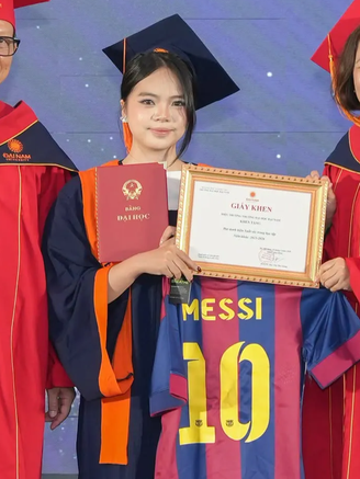 Tốt nghiệp giữa mùa World Cup, sinh viên nhận bằng cùng... Messi, Ronaldo