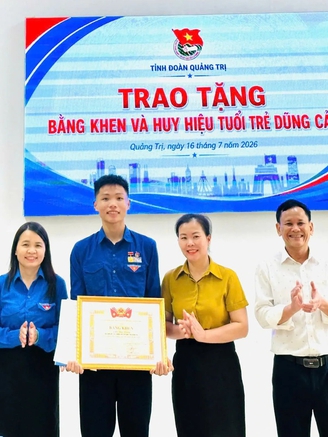 Trao Huy hiệu 'Tuổi trẻ dũng cảm' cho nam sinh lao ra biển cứu hai trẻ em