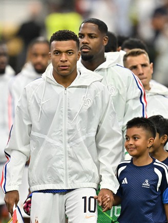 HLV Deschamps đáp trả chỉ trích, Mbappe vẫn sẽ đá chính trận tranh HCĐ với Anh