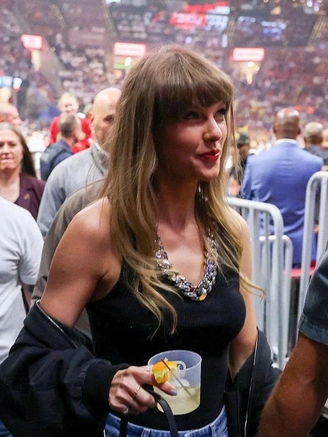 Travis Kelce xảy ra mâu thuẫn với đội ngũ an ninh bảo vệ Taylor Swift