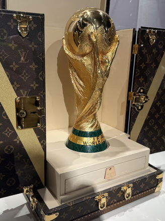 Vali Louis Vuitton lại được FIFA chọn đựng cúp vàng World Cup