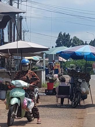 Lấn đường buôn bán gây nguy hiểm
