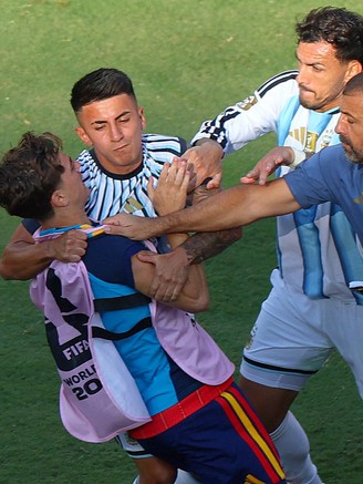 Lộ nguyên nhân vụ hỗn chiến sau chung kết World Cup, Paredes bị lên án dữ dội