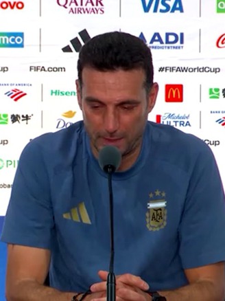 HLV Scaloni nghẹn ngào bật khóc sau chung kết World Cup: 'Messi vẫn là cầu thủ vĩ đại nhất'
