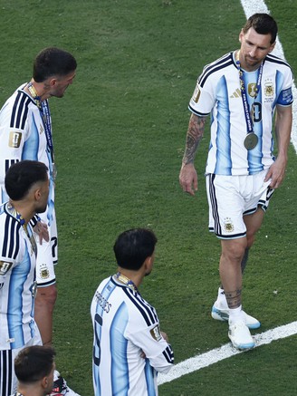 Video Messi trấn an đồng đội Argentina trước chung kết được tiết lộ, CĐV đặt nhiều dấu hỏi