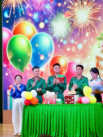Mang 'sinh nhật đồng đội' lên sân khấu tranh tài đầy hấp dẫn