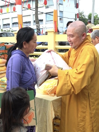 Xuất gia nhưng không xa trần thế
