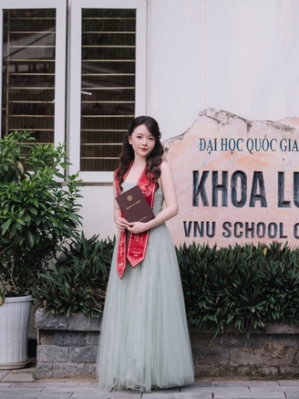 Nữ thủ khoa xinh đẹp và cách học trước lượng kiến thức 'khổng lồ'