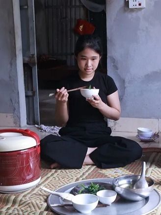 Cô bé mồ côi cha, lớn lên trong chùa mong có tiền vào đại học