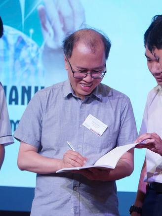 GS Đàm Thanh Sơn nói chuyện về vật lý lượng tử với học sinh ở Gia Lai