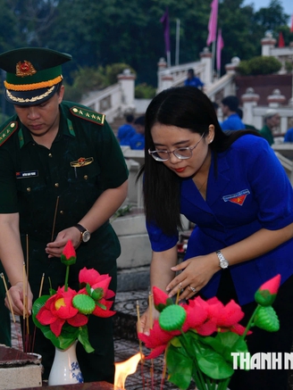 Hơn 400 đoàn viên thắp nến tri ân tại Cà Mau