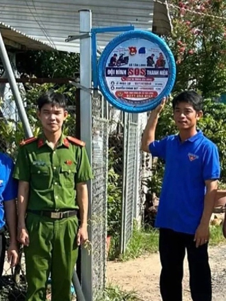 Những 'hiệp sĩ áo xanh' ở xã đảo giúp người dân bị sự cố giao thông
