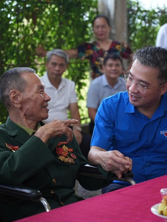 Thanh niên tiếp nối tri ân người có công
