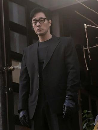 So Ji Sub tặng vàng cho 300 nhân viên sau thành công của 'Đặc vụ Kim tái khởi động'