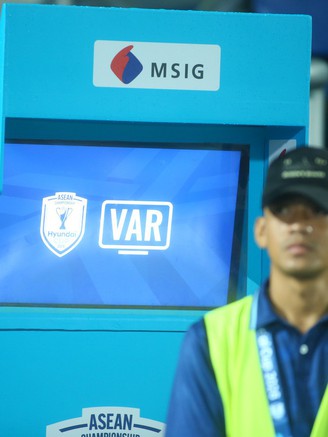 Trận Việt Nam đấu Singapore có VAR nhưng tổ trọng tài VAR lại không đến Việt Nam, tại sao?