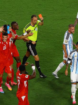 FIFA và IFAB bất đồng sâu sắc về VAR trận Argentina thắng Thụy Sĩ: Embolo có đáng bị đuổi?