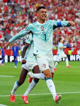 Nóng: Ronaldo lần đầu ghi bàn ở vòng knock-out World Cup rồi bị... thay ra