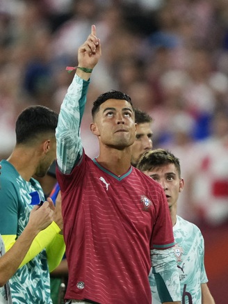 Ronaldo làm điều xúc động sau trận thắng nghẹt thở Croatia