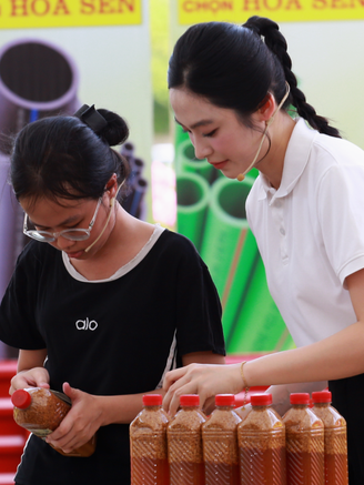 Á hậu Việt bật khóc nức nở, làm điều đặc biệt cho cô bé 15 tuổi